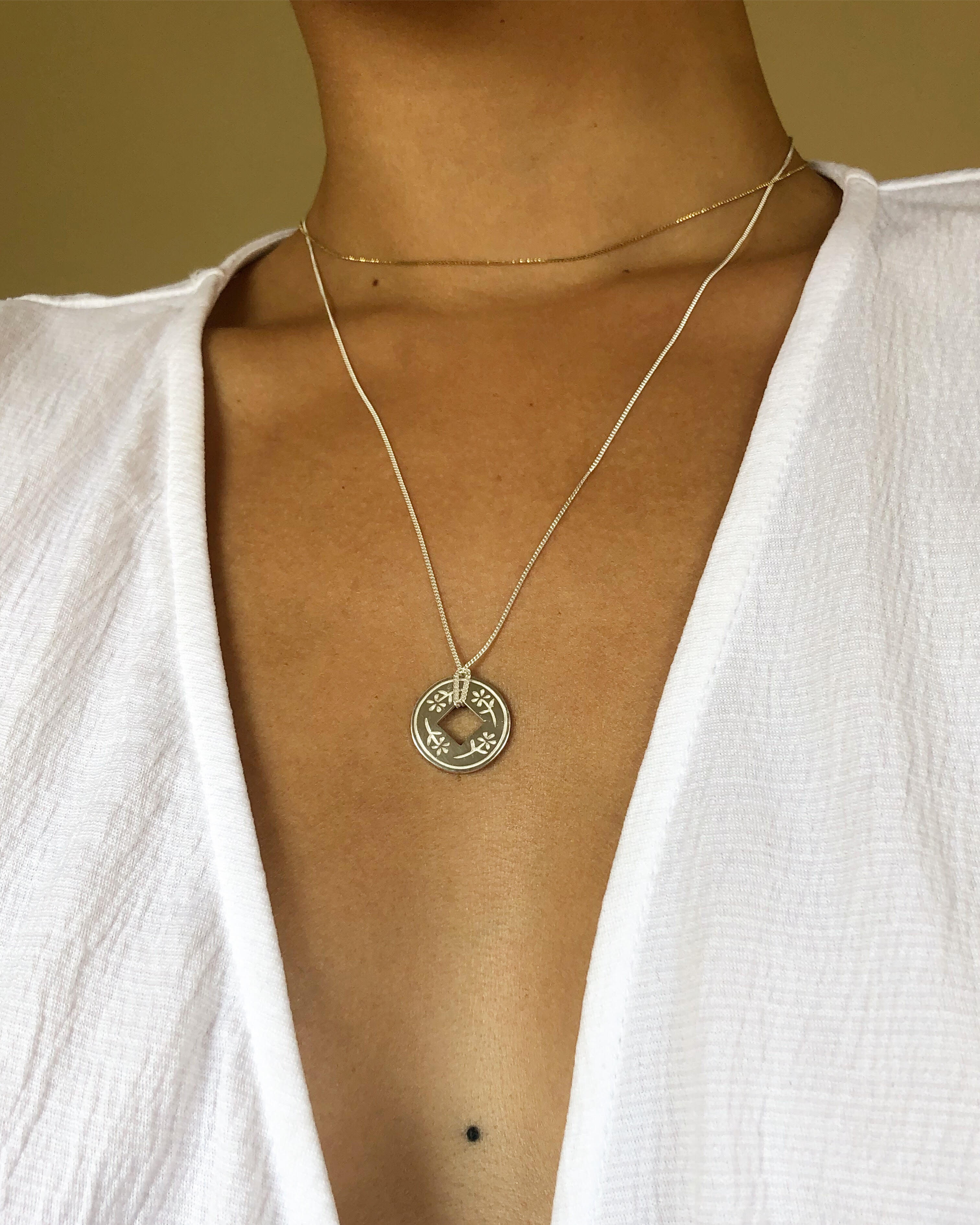Small Coin Necklace Elizabeth Coin Necklace, Gold Coin Pendant Necklace, Coin  Necklace, Gold Trendy Necklace, Small Medallion GPN00025 -  Canada